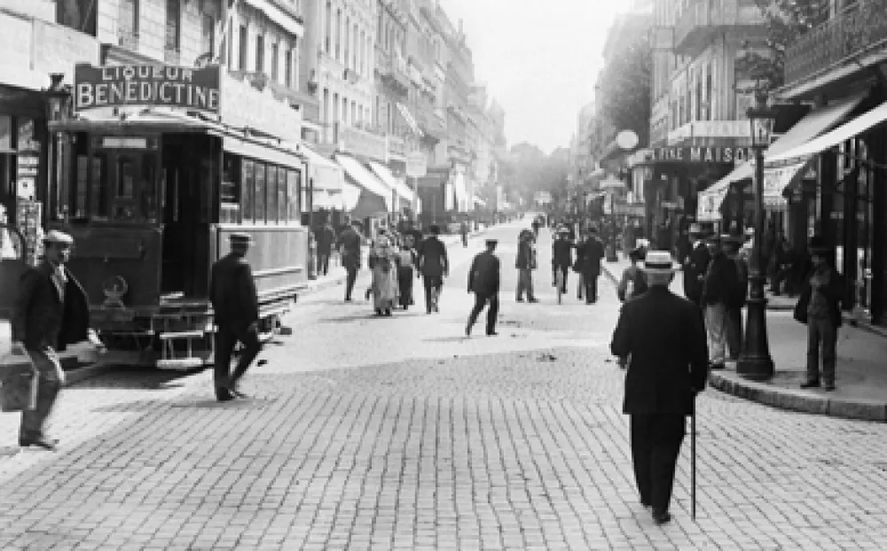 Tramway rue de la République AVIGNON Fonds BARTESAGO – Propriété de l’Institut Calvet