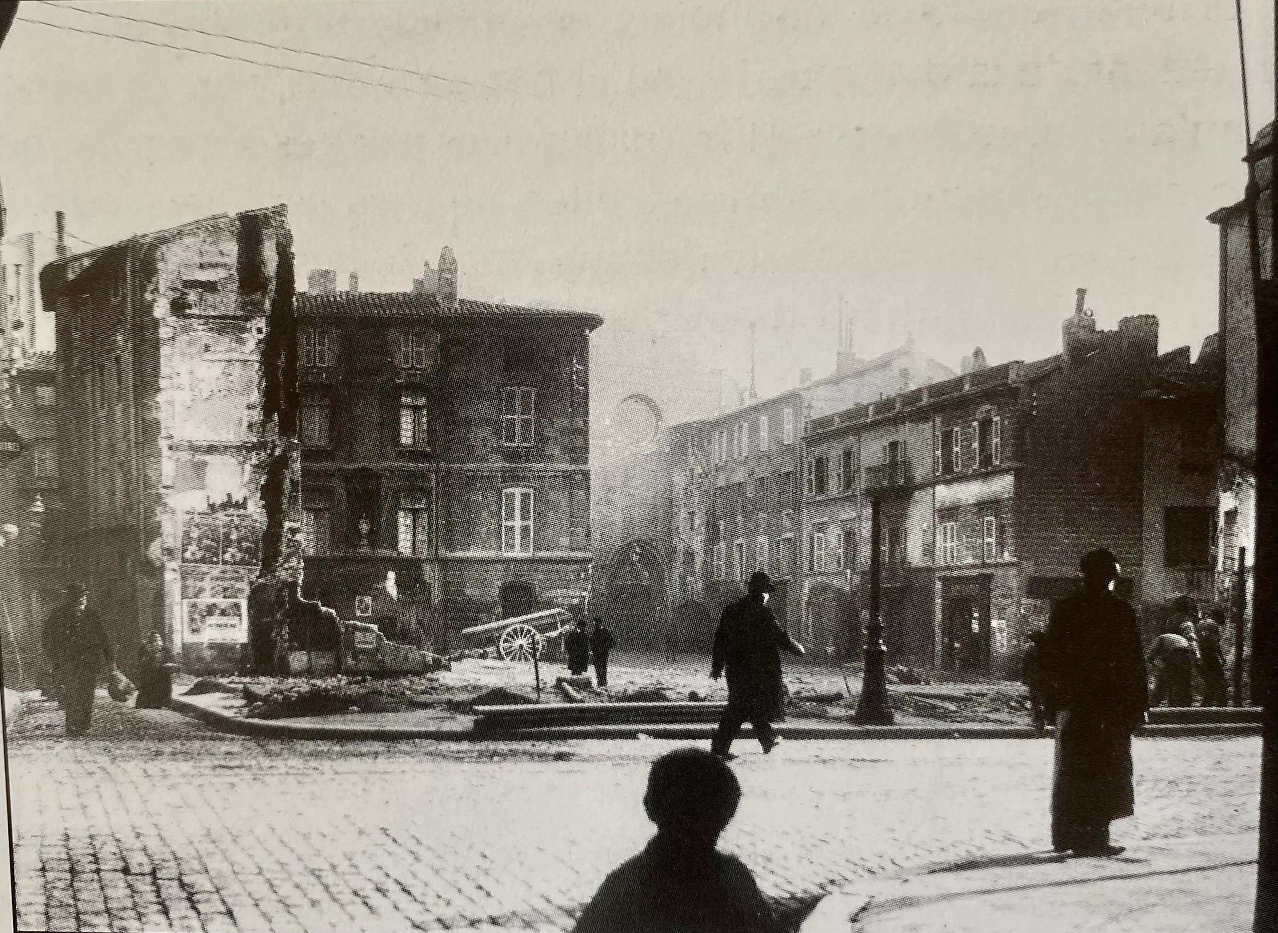 Rue de la République avant la construction des Nouvelles Galeries.