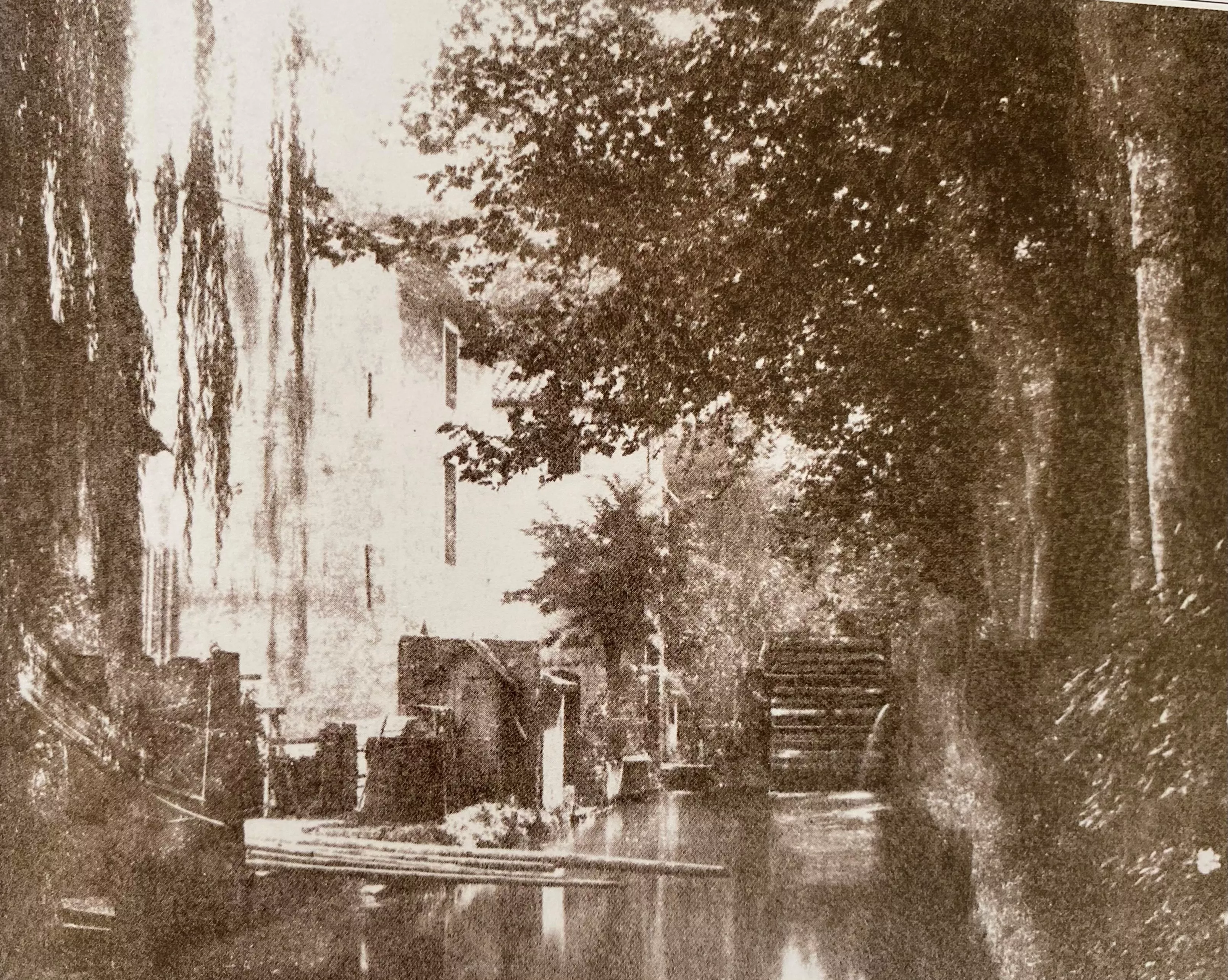 MOULIN SUR LA SORGUE FONTAINE DU VAUCLUSE