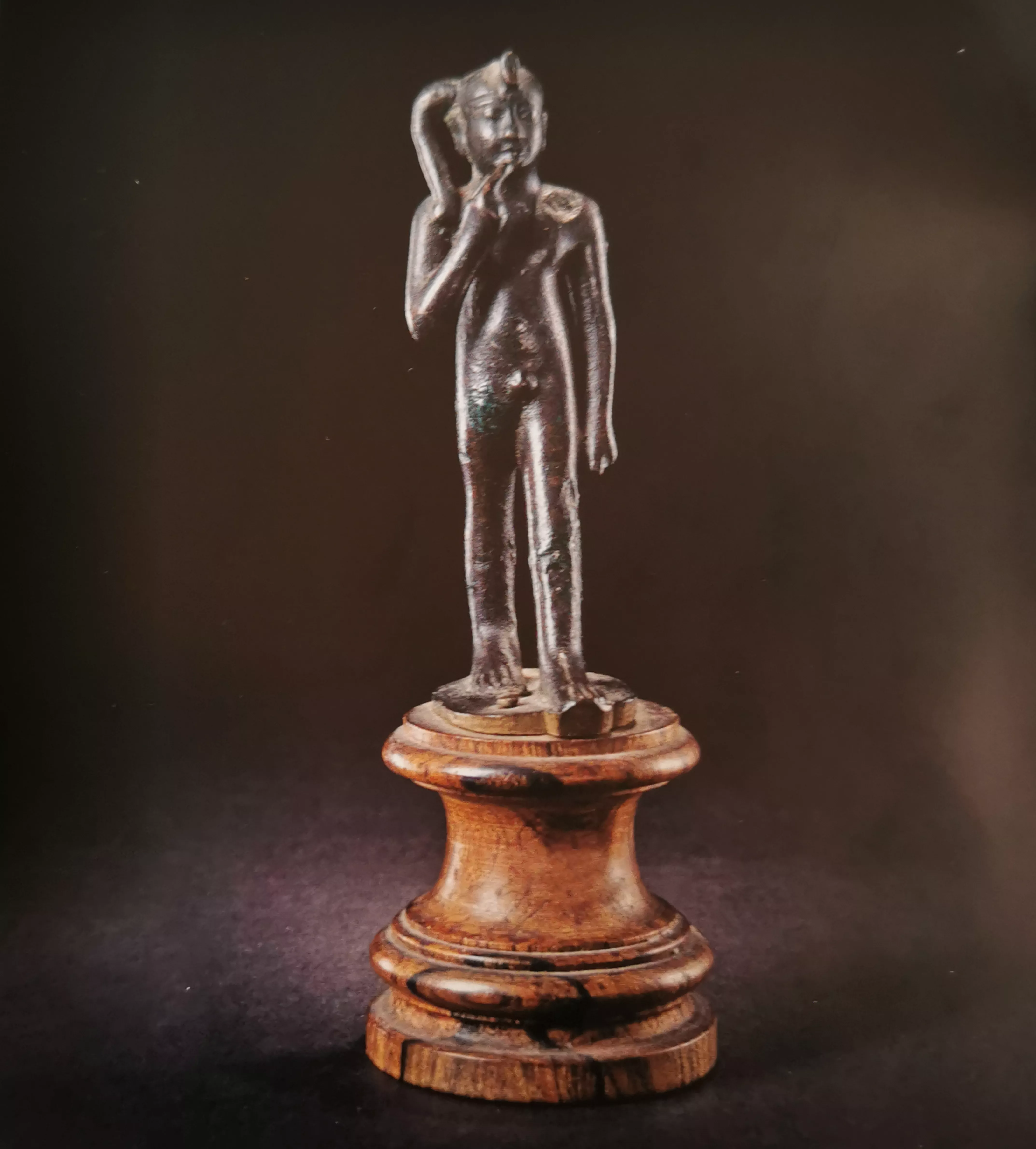 A254 statuette harpocrate debout et marchand.jpg