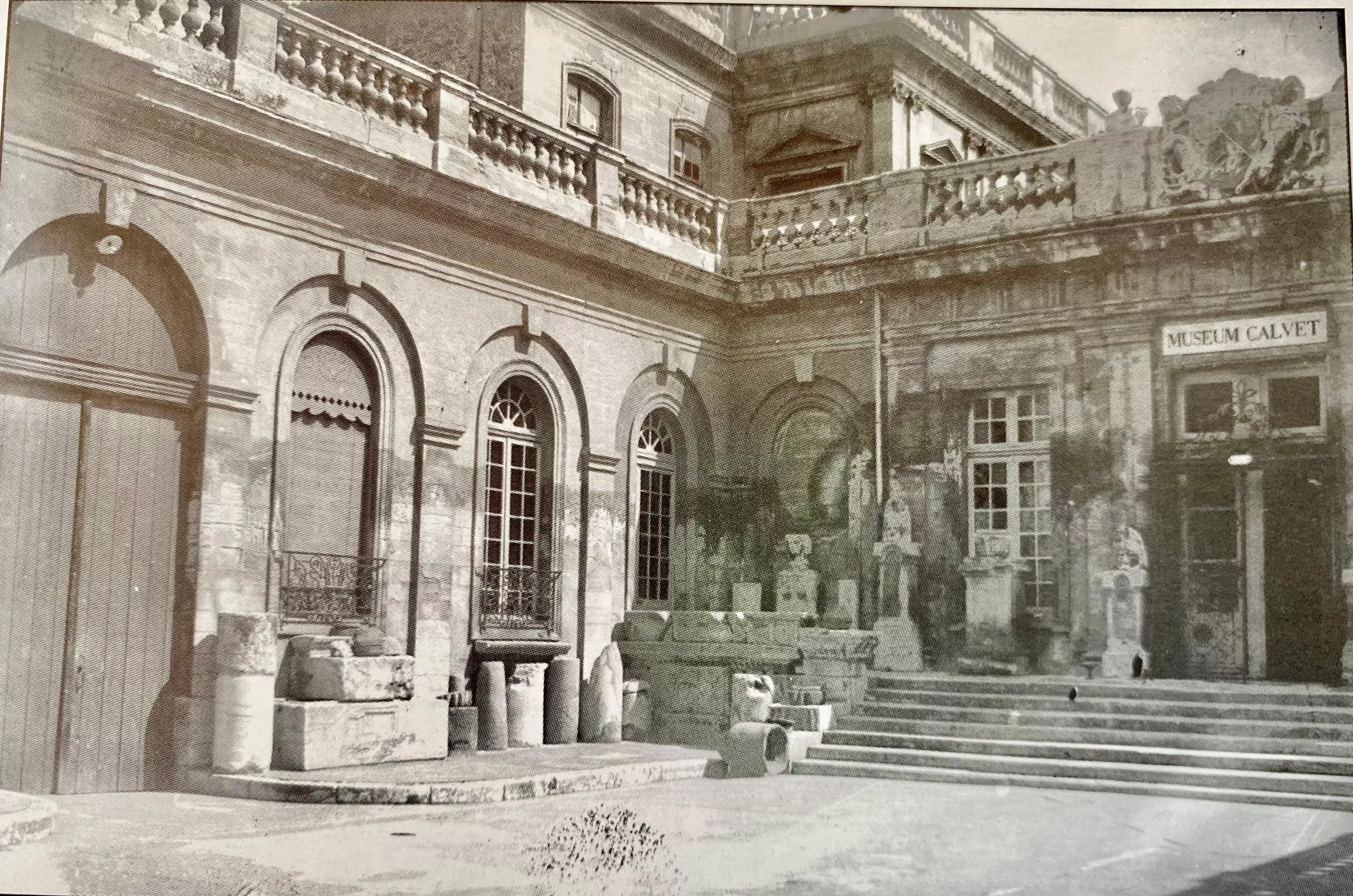 Avignon, cour du Musée Calvet