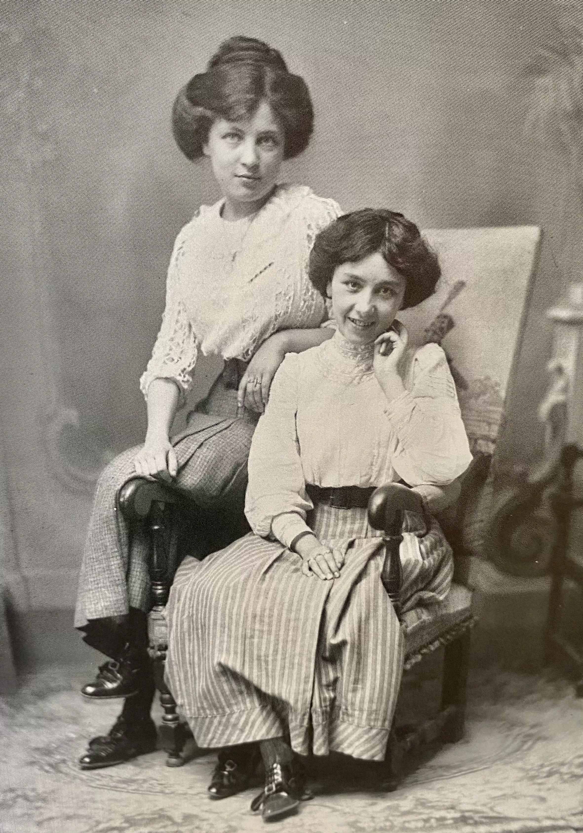 Portrait de deux jeunes filles assises