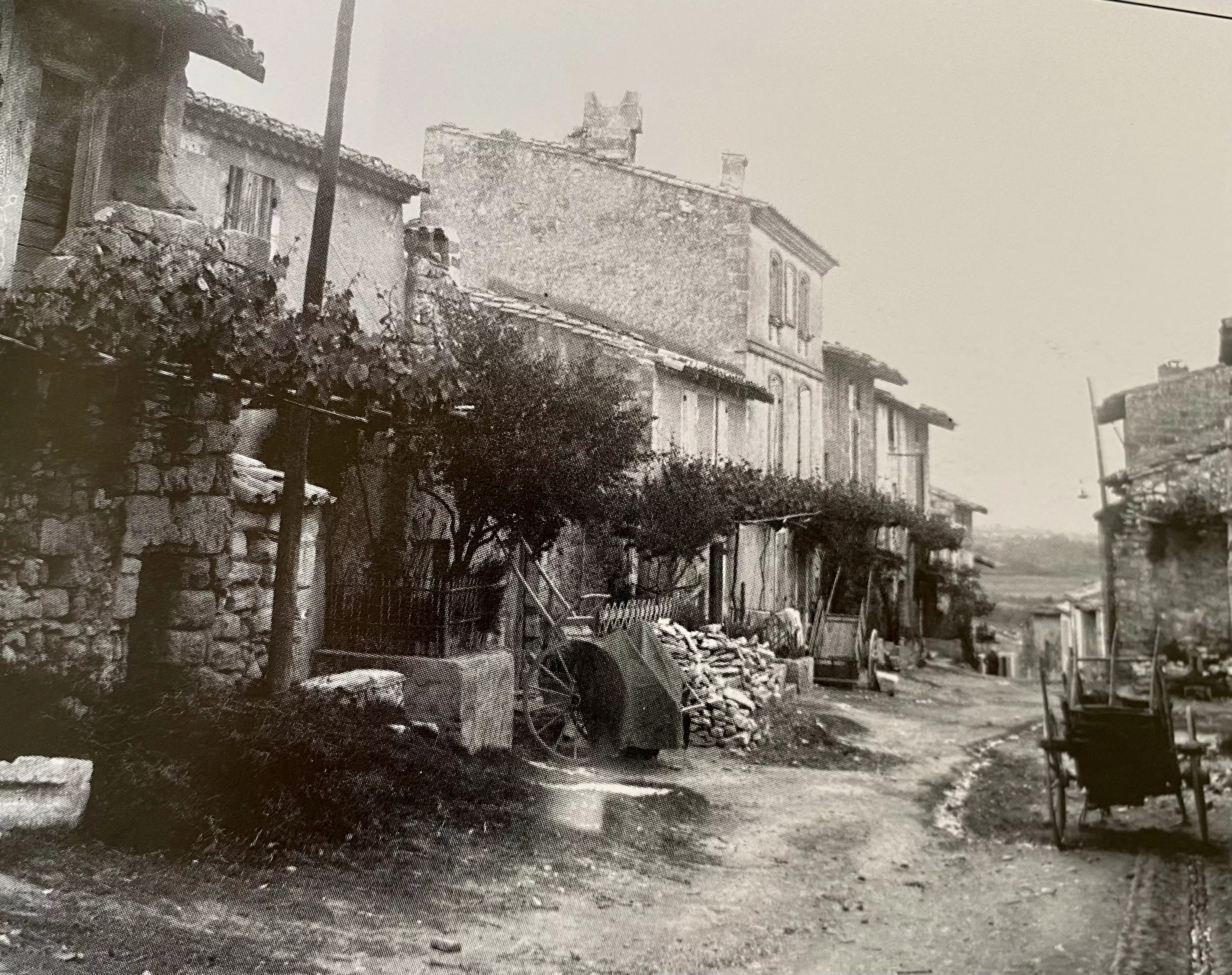 Une rue dans le vieux village VILLENEUVE-LEZ-AVIGNON