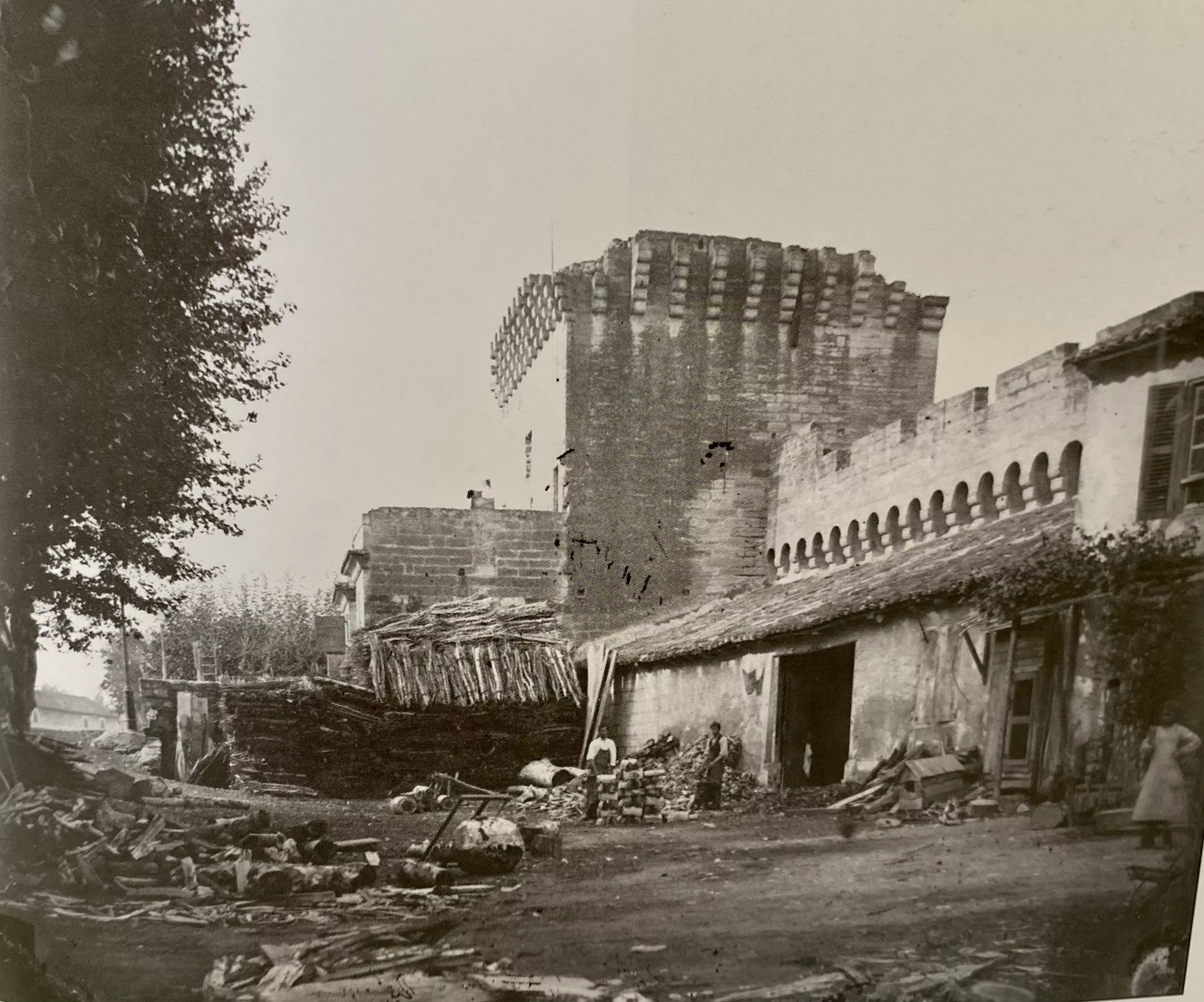 Le rempart de la porte Saint-Lazare AVIGNON