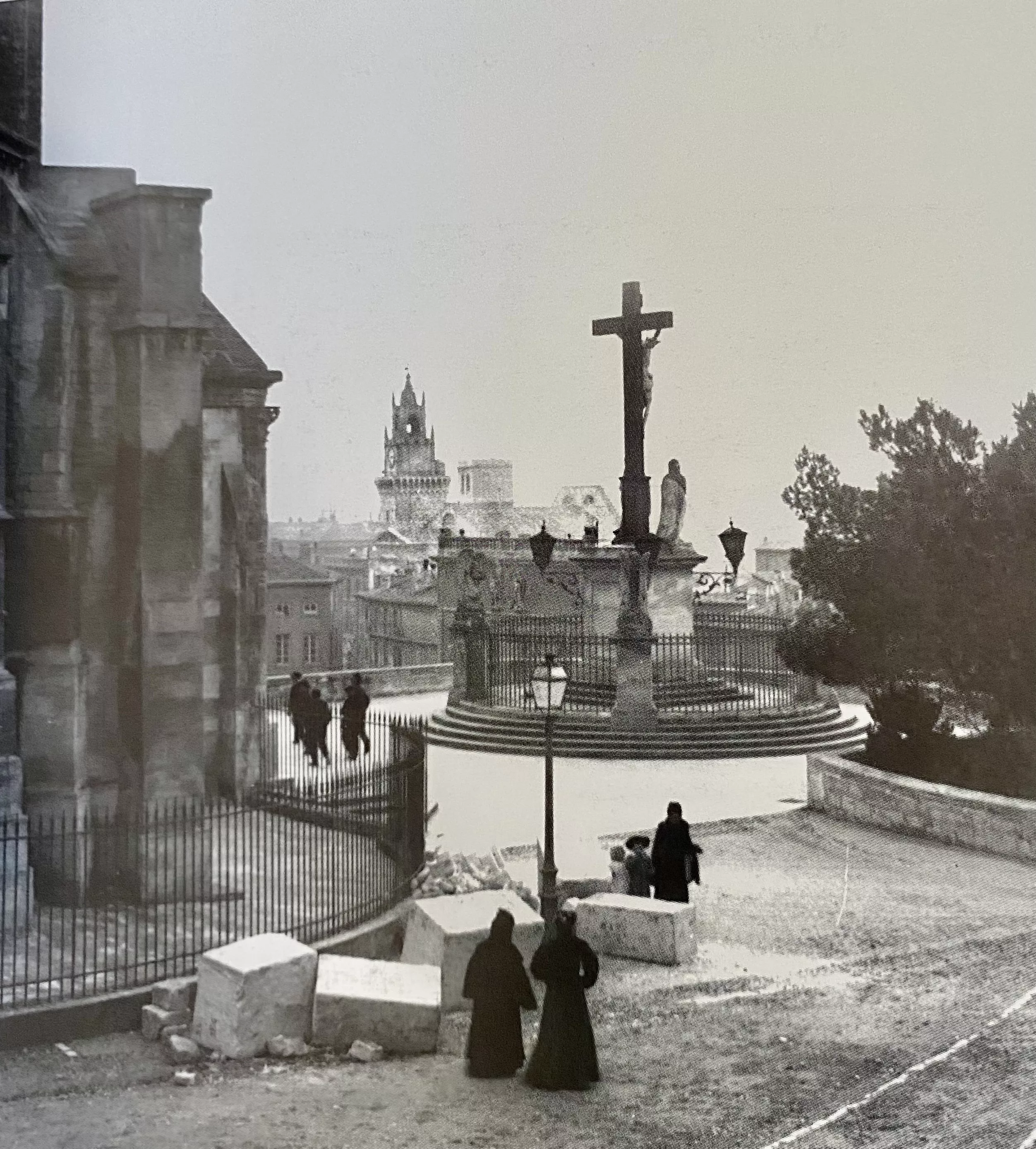 Le calvaire de Baussan vu depuis le jardin du Rocher des Doms AVIGNON